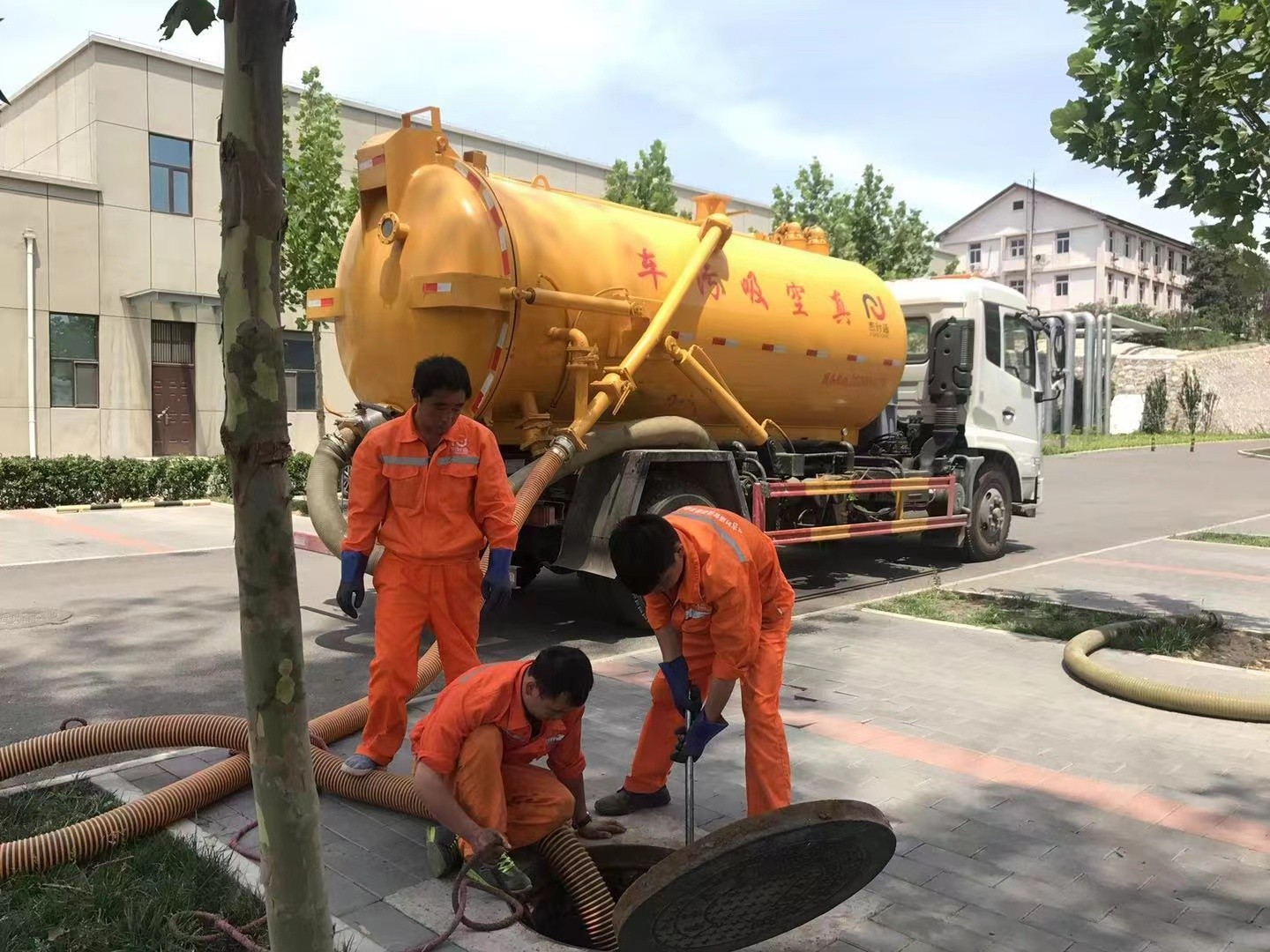 汤旺河管道疏通车停在窨井附近