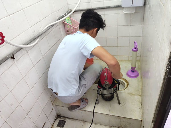 汤旺河管道堵塞冒臭气 专业师傅现场解决问题