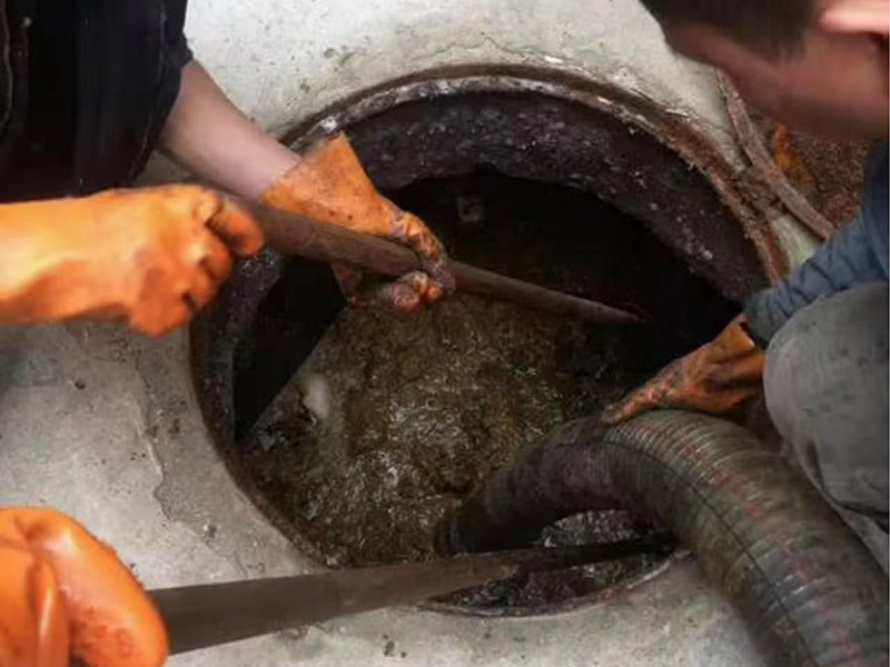 汤旺河清理化粪池时如何避免沼气的危害?